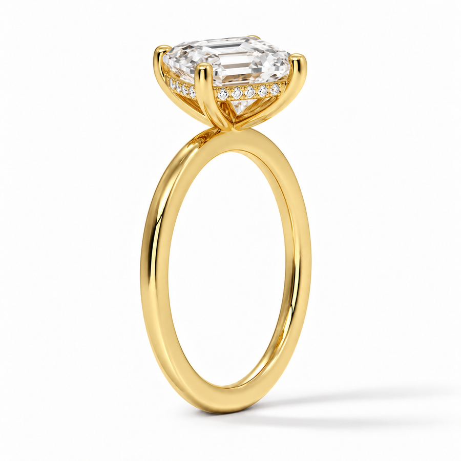 Seitenansicht: Asscher Verlobungsring aus Gelbgold mit Labordiamant und Hidden Halo und Galerieschiene
