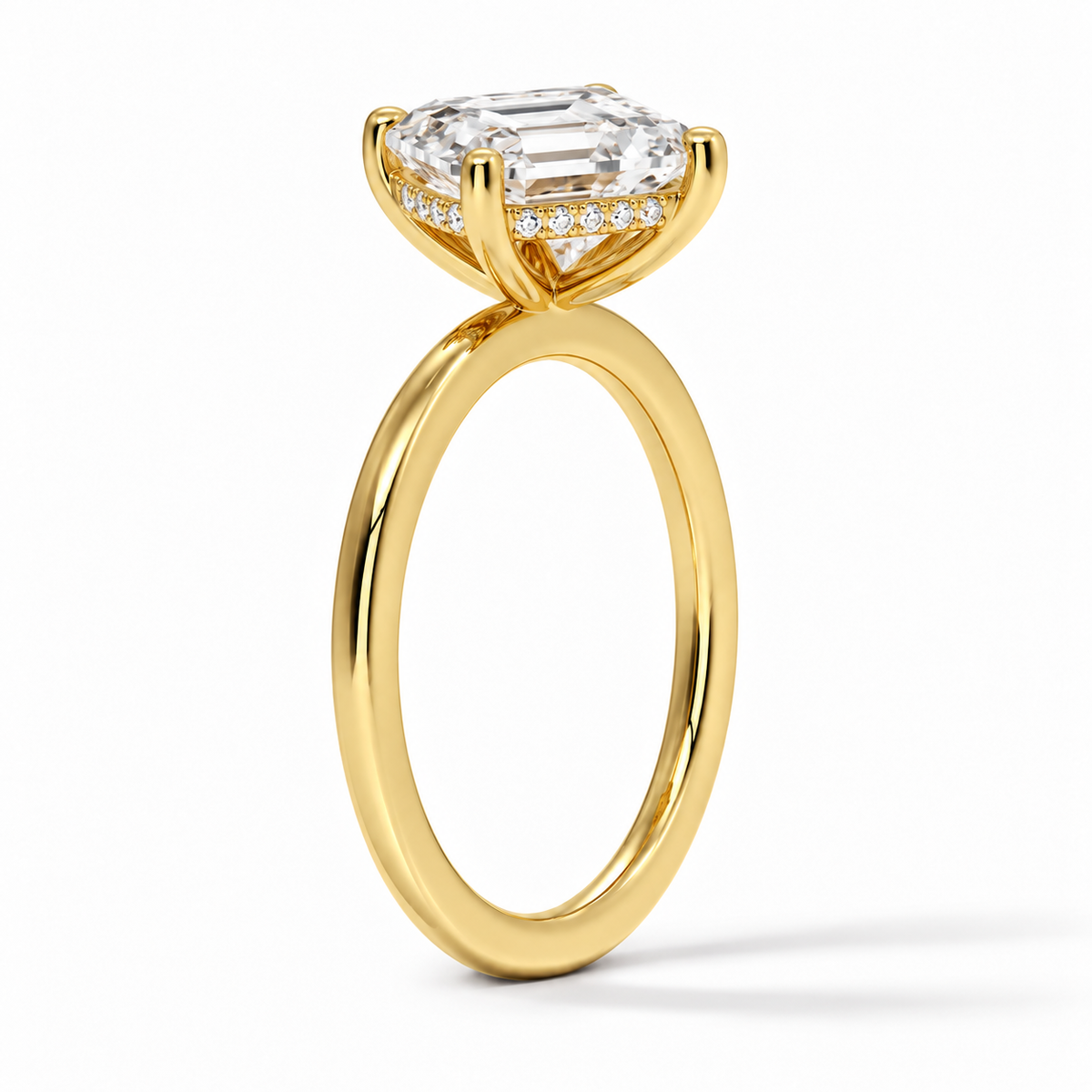 Seitenansicht: Asscher Verlobungsring aus Gelbgold mit Labordiamant und Hidden Halo und Galerieschiene