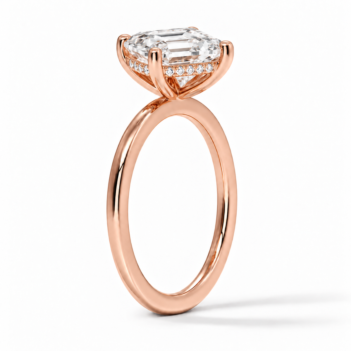 Seitenansicht: Asscher Verlobungsring aus Roségold mit Labordiamant und Hidden Halo und Galerieschiene