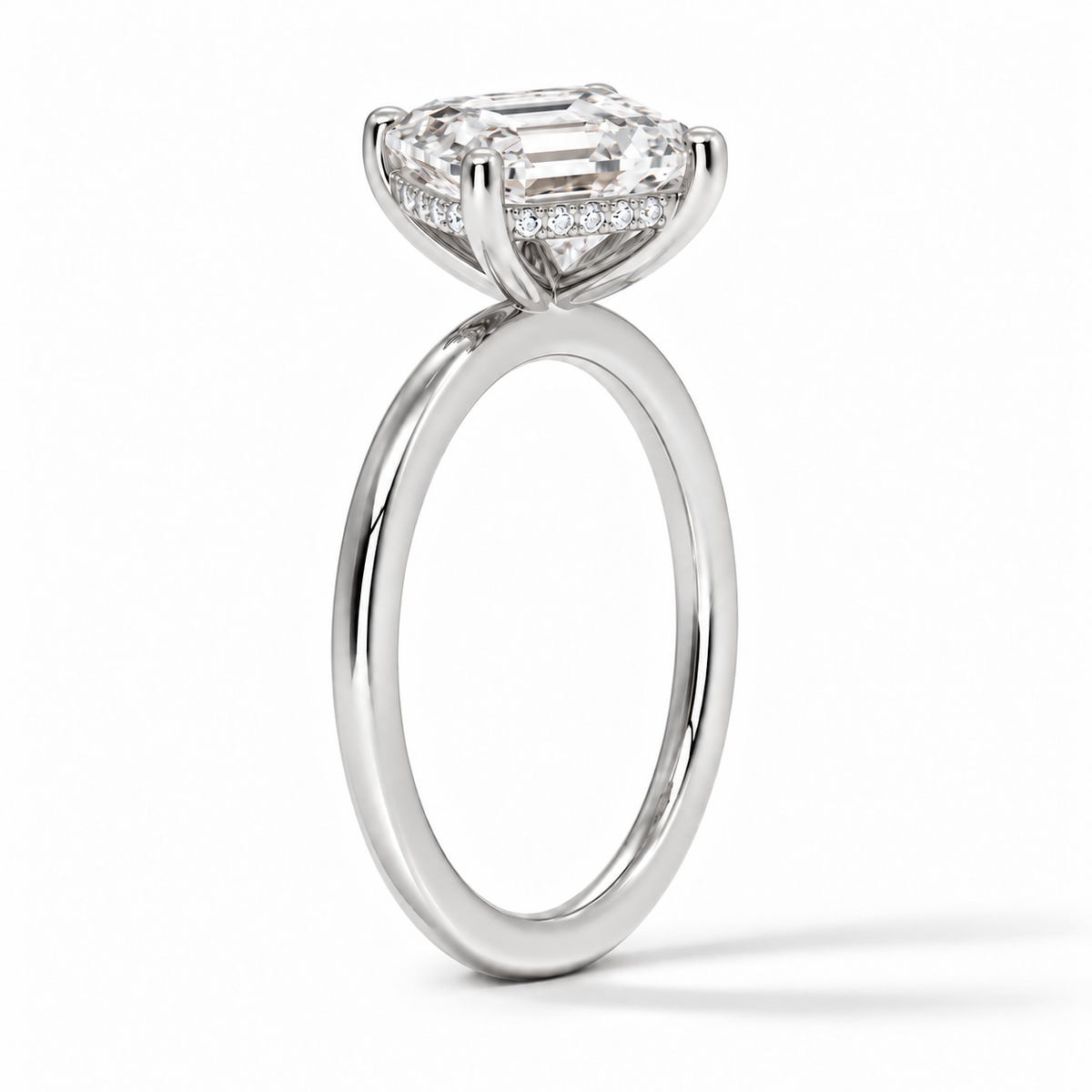 Seitenansicht: Asscher Verlobungsring aus Weißgold mit Labordiamant und Hidden Halo und Galerieschiene