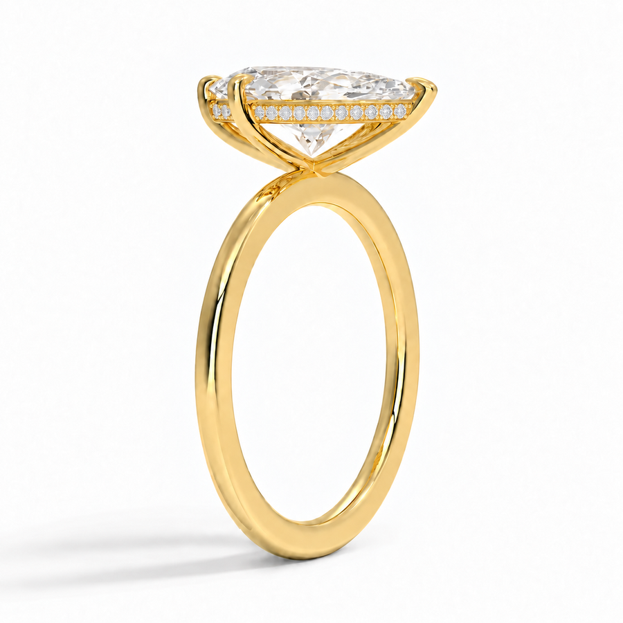 Seitenansicht: Tropfen Verlobungsring aus Gelbgold mit Labordiamant und Hidden Halo und Galerieschiene