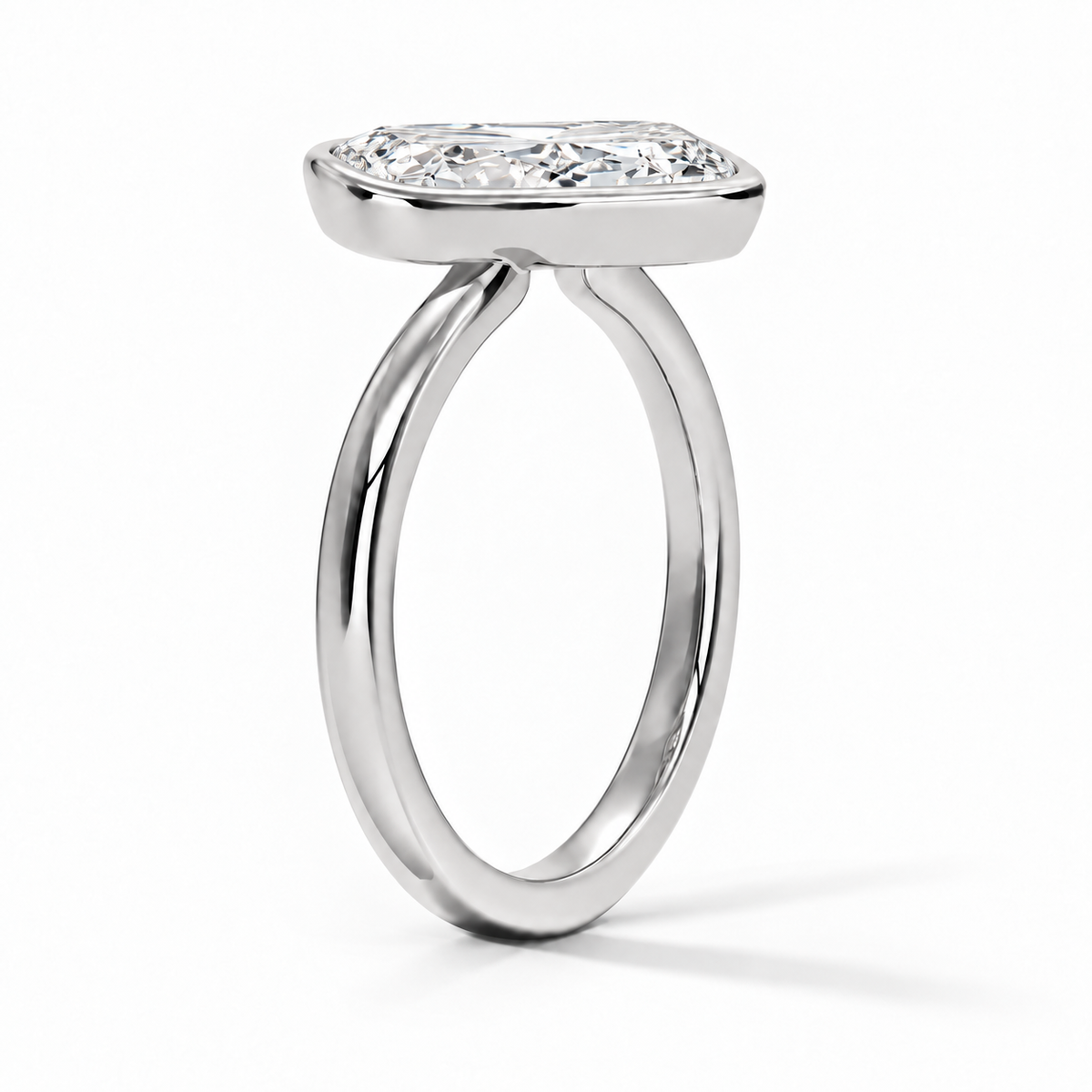 Seitenansicht: Radiant Bezel-Verlobungsring aus Weißgold mit Labordiamant