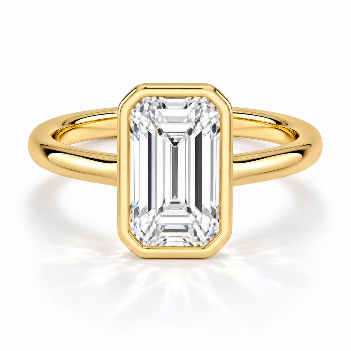 Emerald Bezel-Verlobungsring aus Gelbgold mit Labordiamant