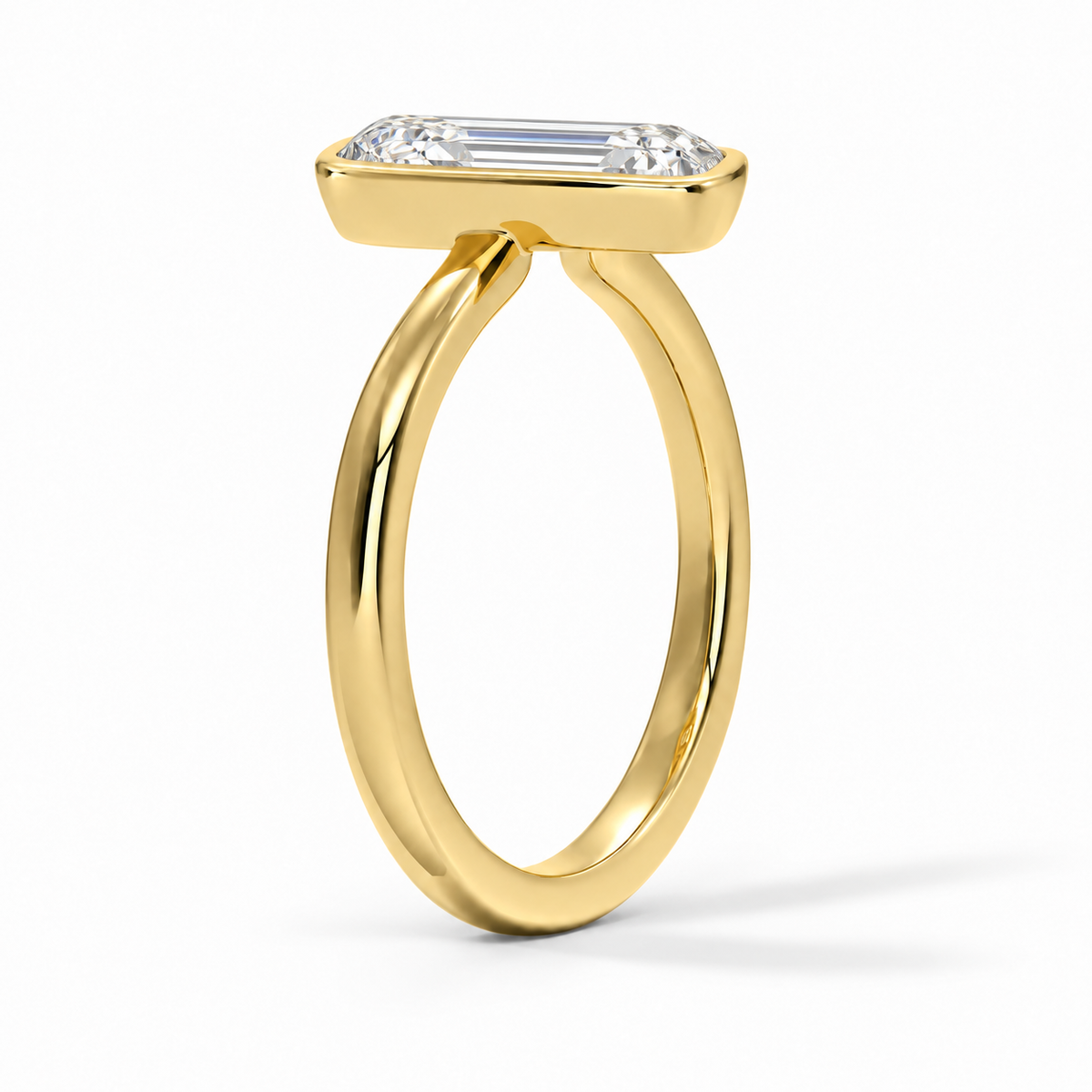 Seitenansicht: Emerald Bezel-Verlobungsring aus Gelbgold mit Labordiamant
