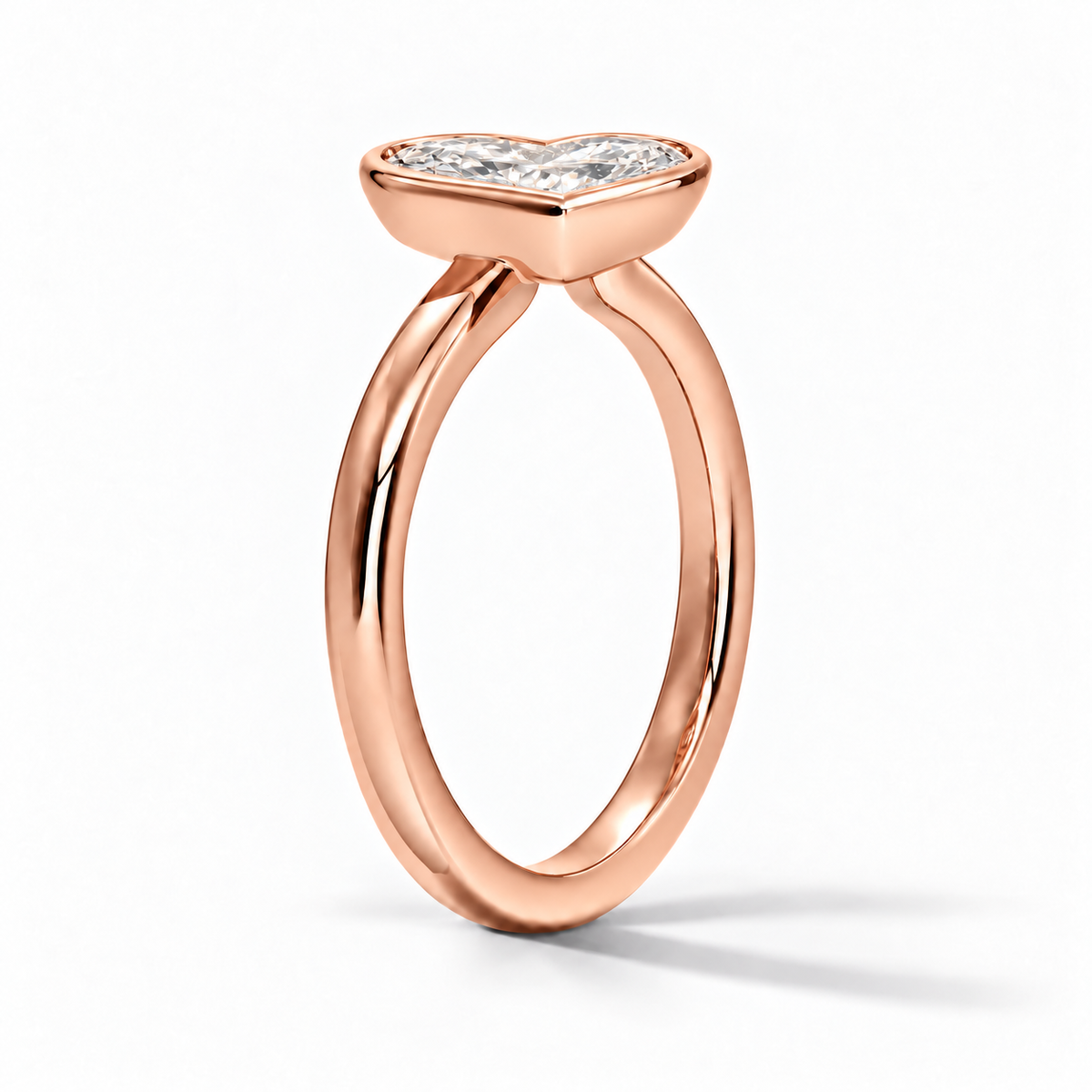 Seitenansicht: Herz Bezel-Verlobungsring aus Roségold mit Labordiamant
