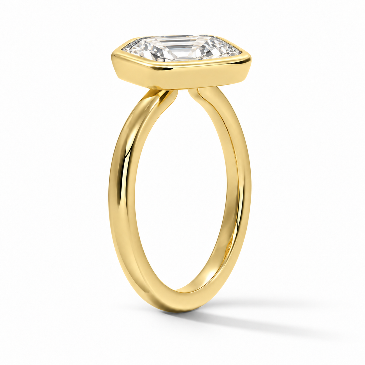 Seitenansicht: Asscher Bezel-Verlobungsring aus Gelbgold mit Labordiamant