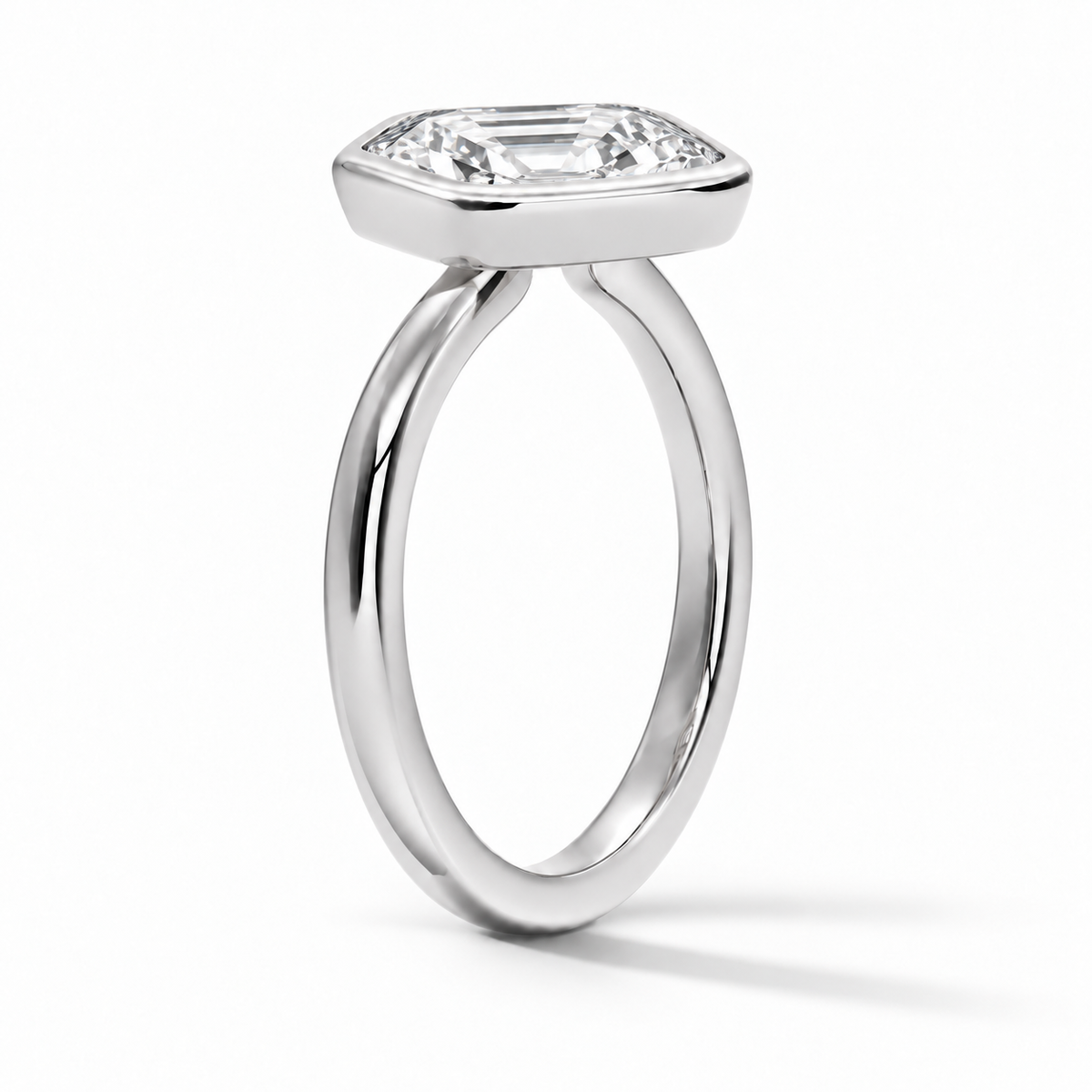 Seitenansicht: Asscher Bezel-Verlobungsring aus Weißgold mit Labordiamant