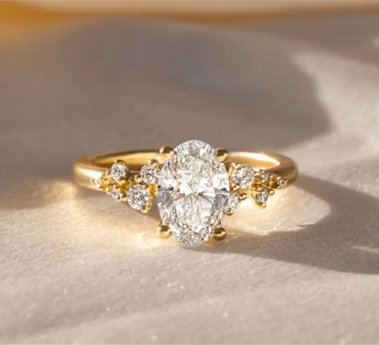 Floral - Oval Verlobungsring aus 14k Gelbgold mit einem funkelnden, Laborgezüchteten Diamanten - handgefertigt & nachhaltig - von Labgrownlove