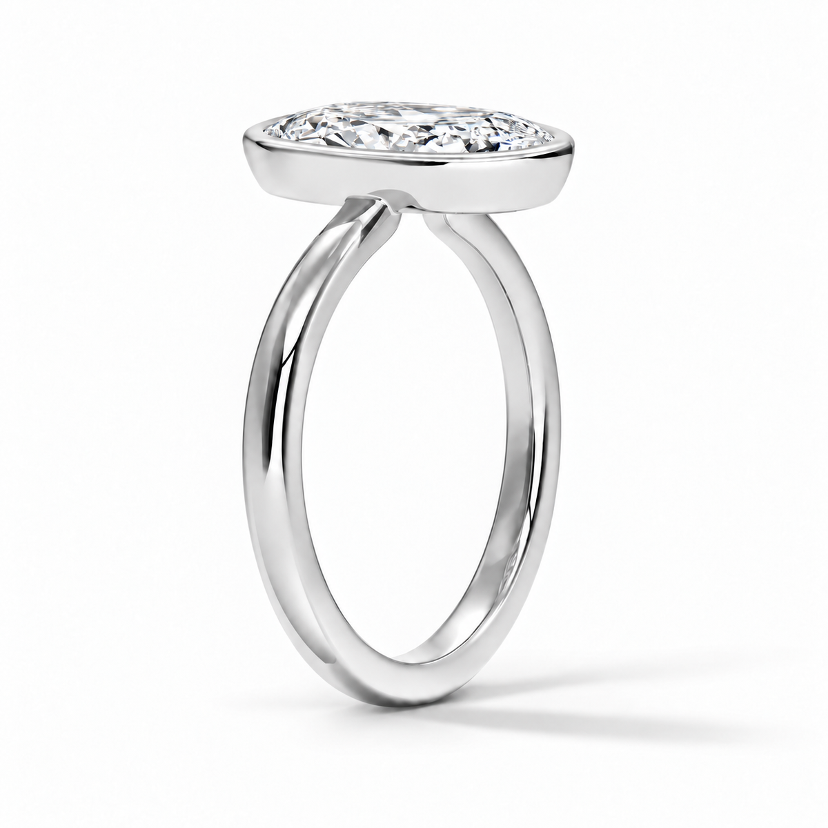 Seitenansicht: Cushion Bezel-Verlobungsring aus Weißgold mit Labordiamant