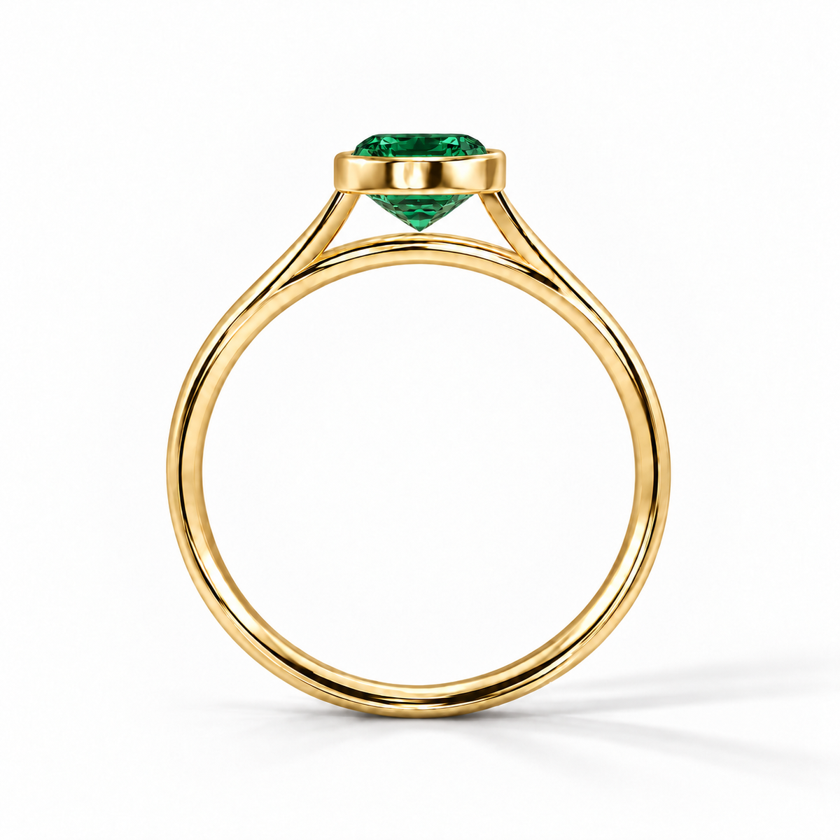 Gia Verlobungsring mit grünem Laborsmaragd im Emerald-Schliff und Bezel-Fassung in Gelbgold – Profilansicht auf weißem Hintergrund