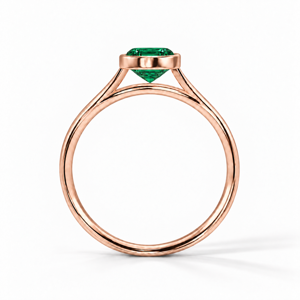 Gia Verlobungsring mit grünem Laborsmaragd im Emerald-Schliff und Bezel-Fassung in Roségold – Profilansicht auf weißem Hintergrund