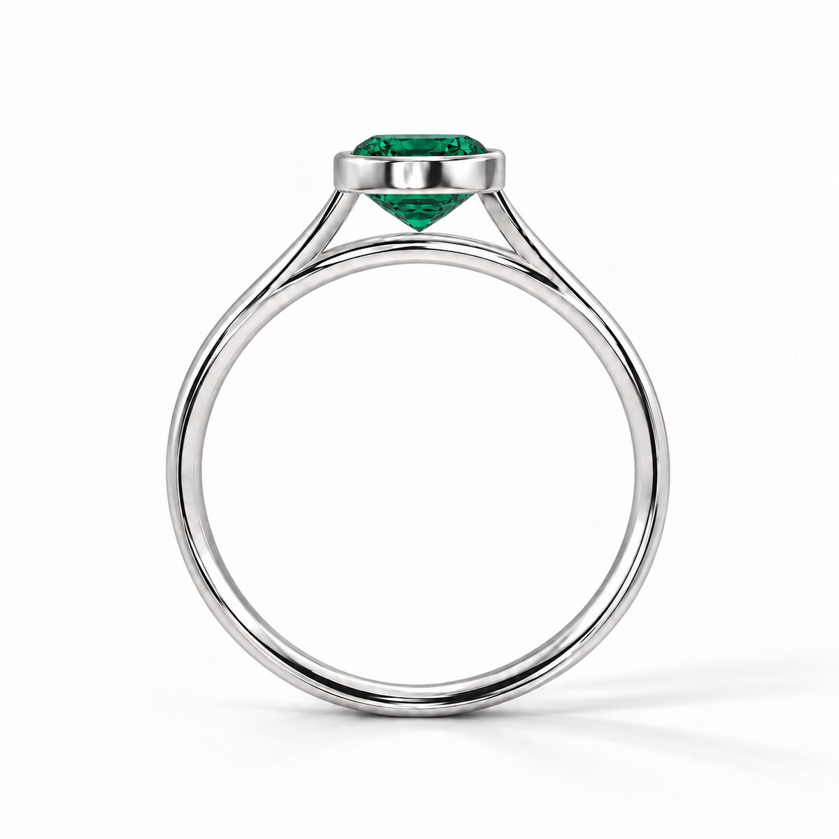 Gia Verlobungsring mit grünem Laborsmaragd im Emerald-Schliff und Bezel-Fassung in Weißgold – Profilansicht auf weißem Hintergrund