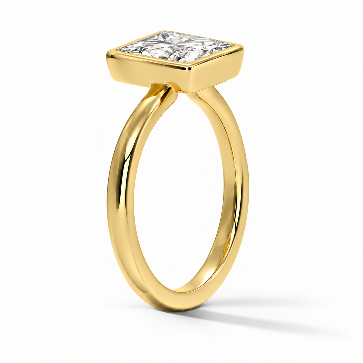 Seitenansicht: Princess-Cut Bezel-Verlobungsring aus Gelbgold mit Labordiamant