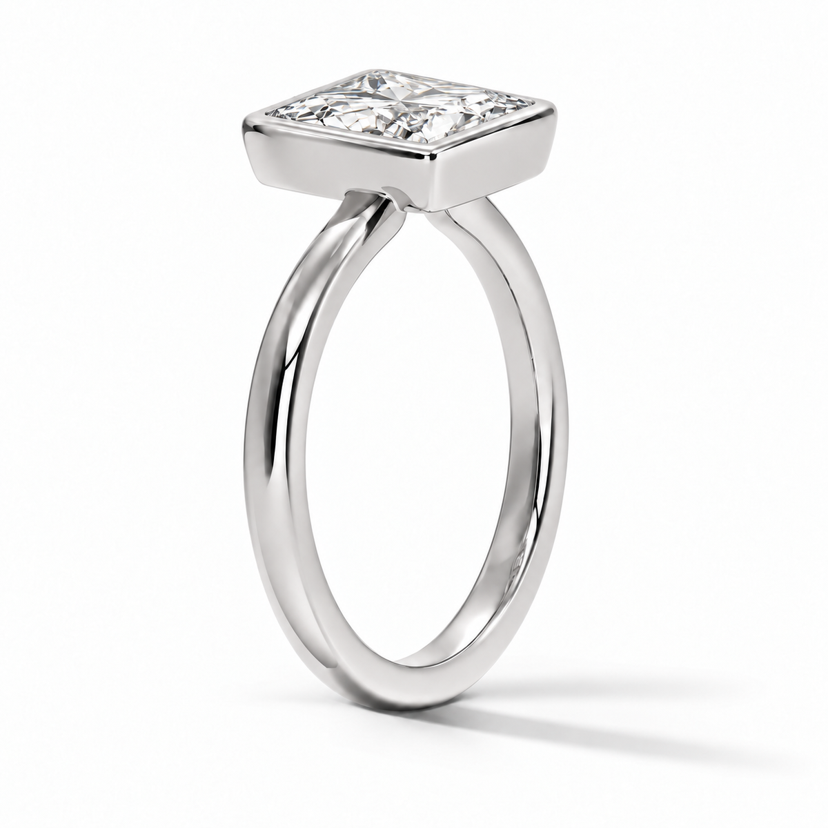 Seitenansicht: Princess-Cut Bezel-Verlobungsring aus Weißgold mit Labordiamant