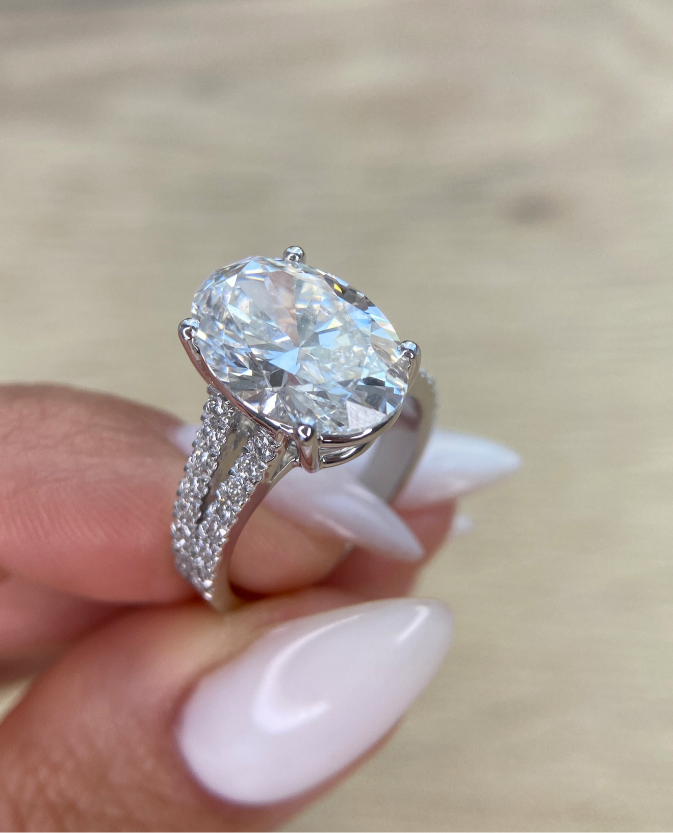 Jess Oval Eternity Verlobungsring aus 14k Weissgold mit einem funkelnden, Laborgezüchtetem Diamanten - handgefertigt & nachhaltig - von Labgrownlove