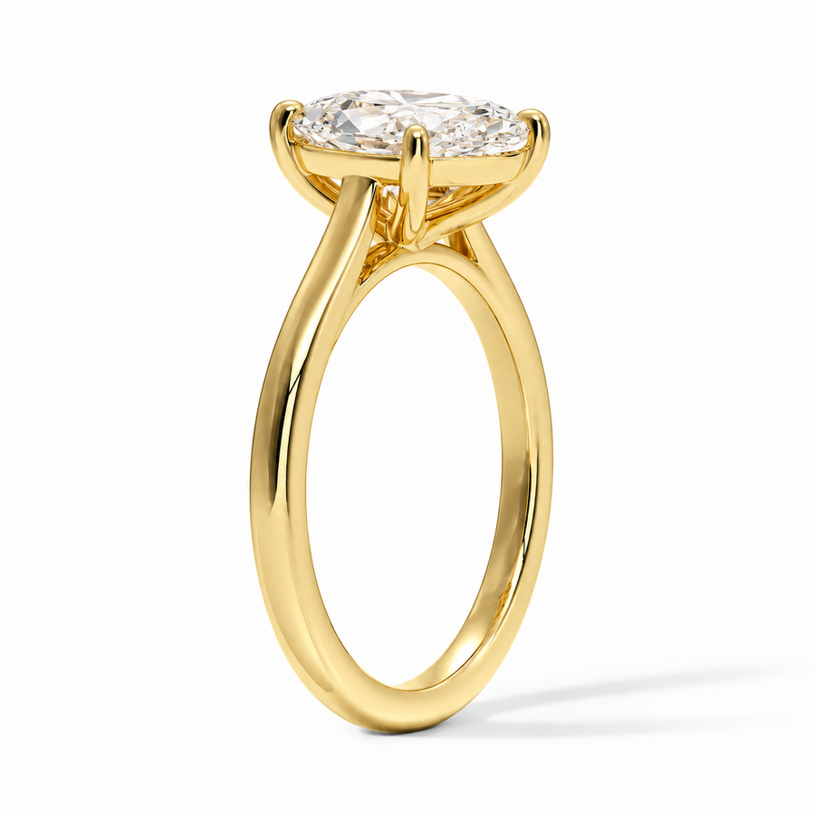 Seitenansicht: Ovaler Verlobungsring aus Gelbgold mit Labordiamant und Cathedral-Fassung