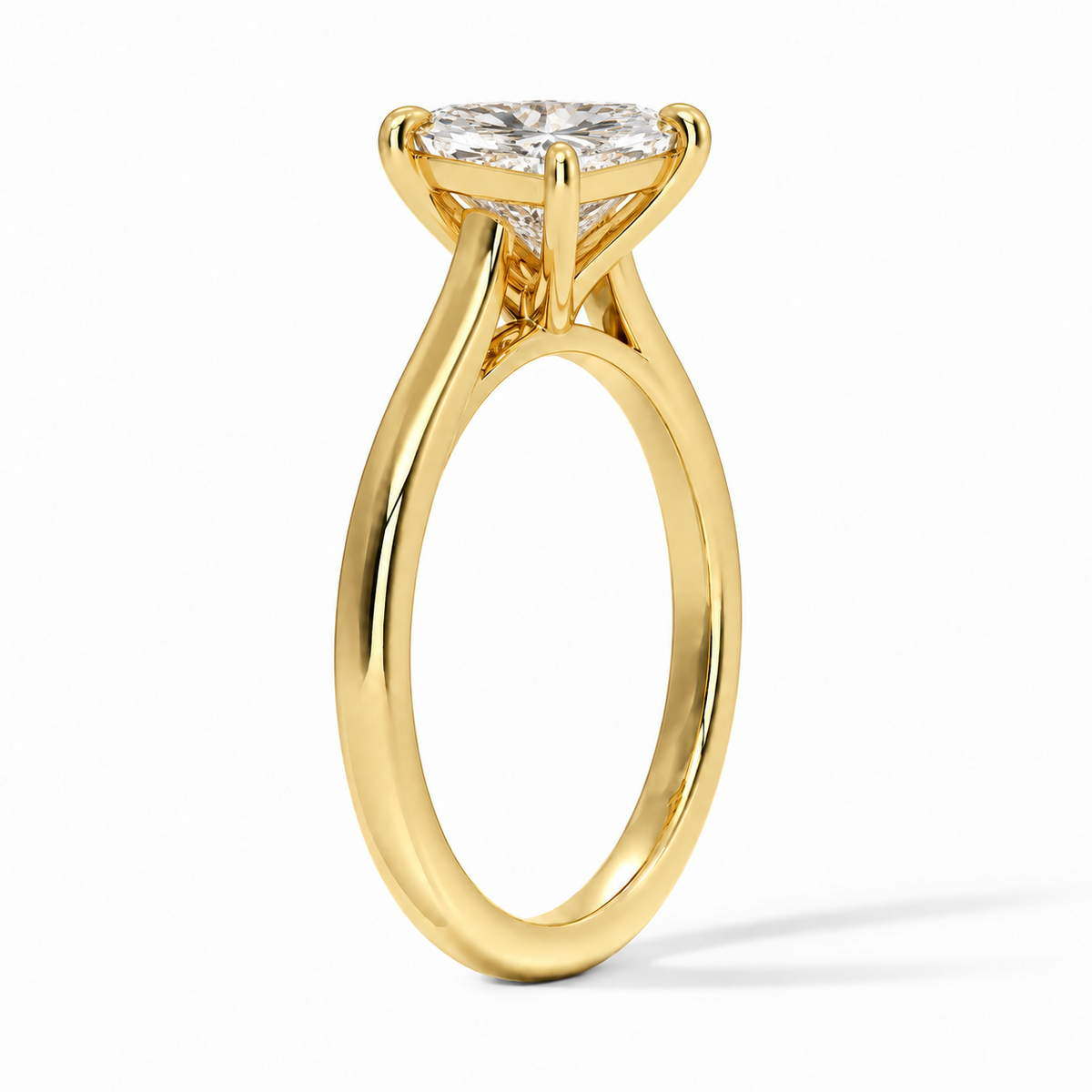 Seitenansicht: Herz Verlobungsring aus Gelbgold mit Labordiamant und Cathedral-Fassung