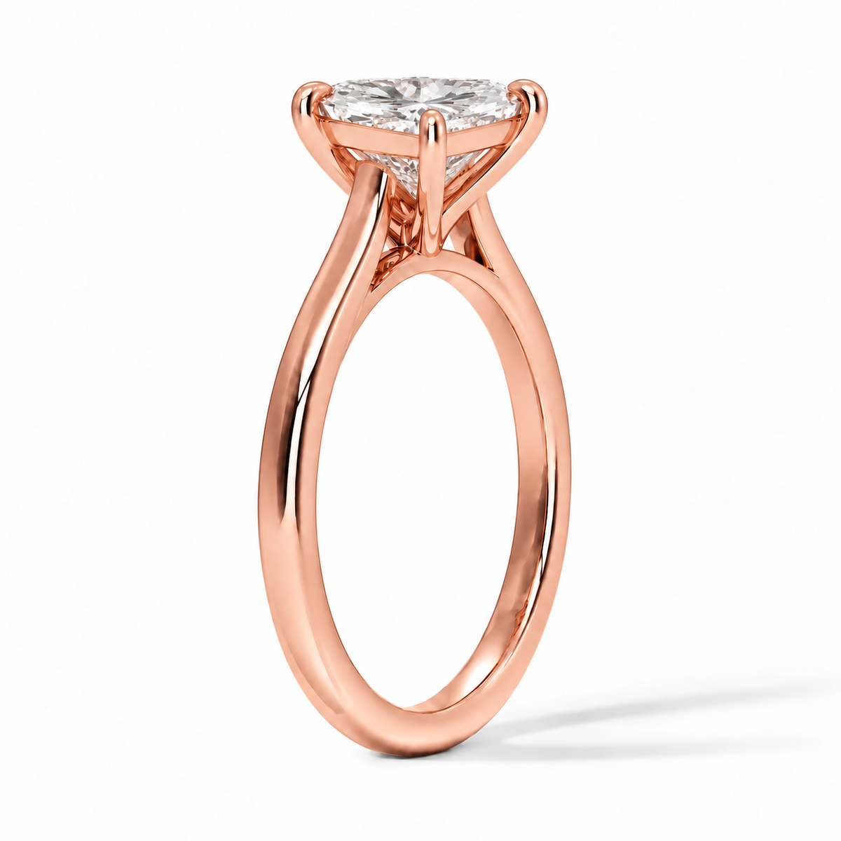 Seitenansicht: Herz Verlobungsring aus Roségold mit Labordiamant und Cathedral-Fassung