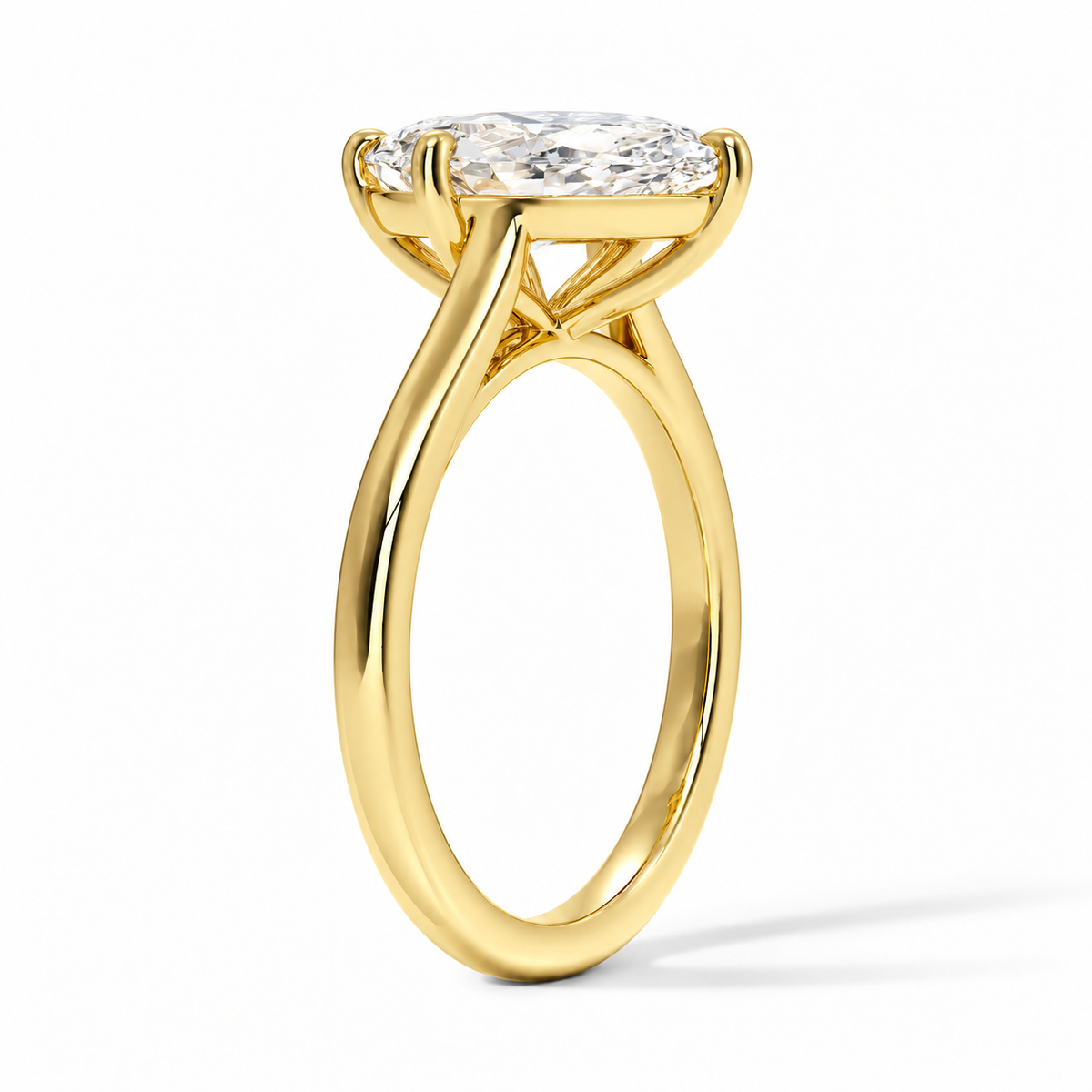 Seitenansicht: Cushion Verlobungsring aus Gelbgold mit Labordiamant und Cathedral-Fassung