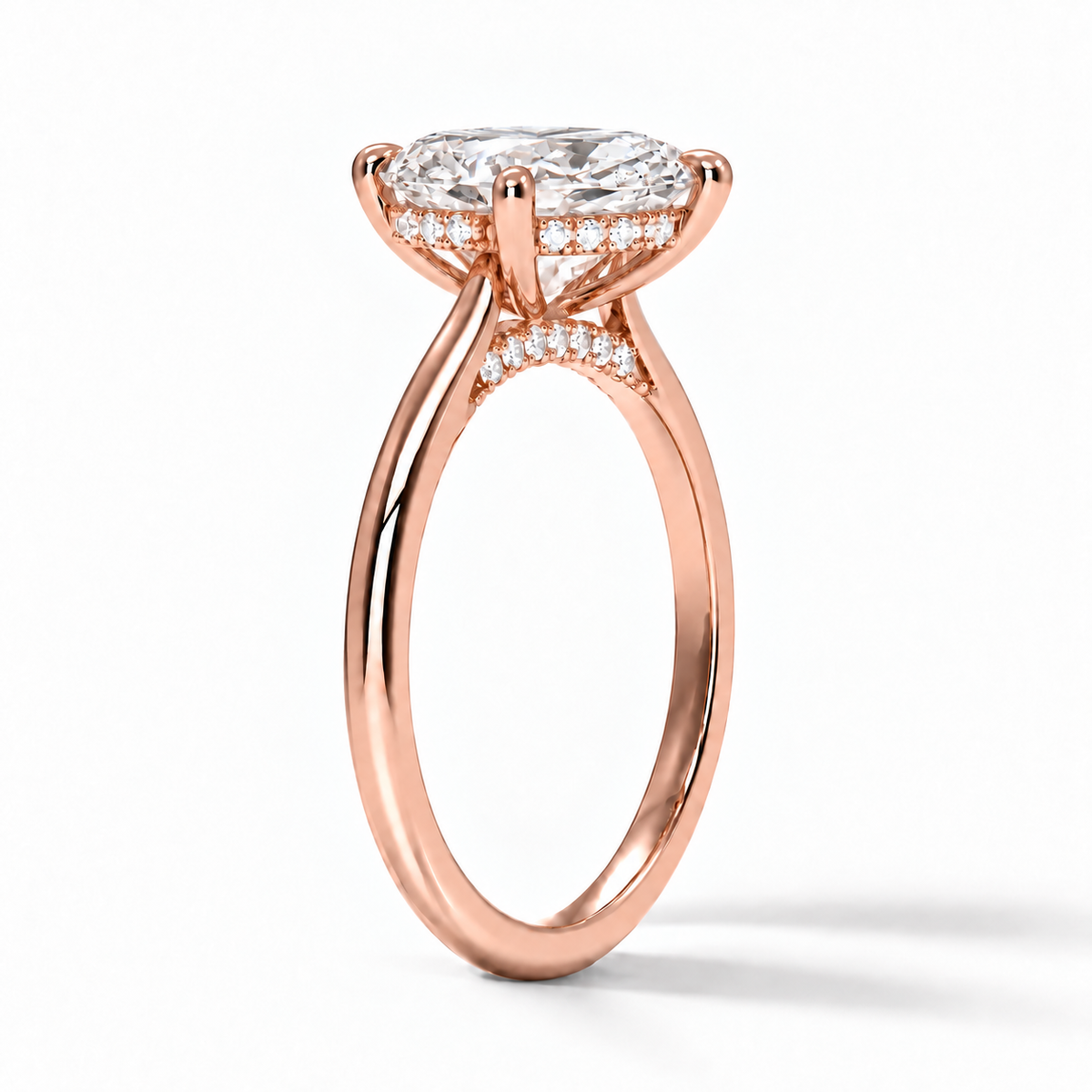 Seitenansicht: Cushion Verlobungsring aus Roségold mit Labordiamant und Hidden Halo und Cathedral-Fassung