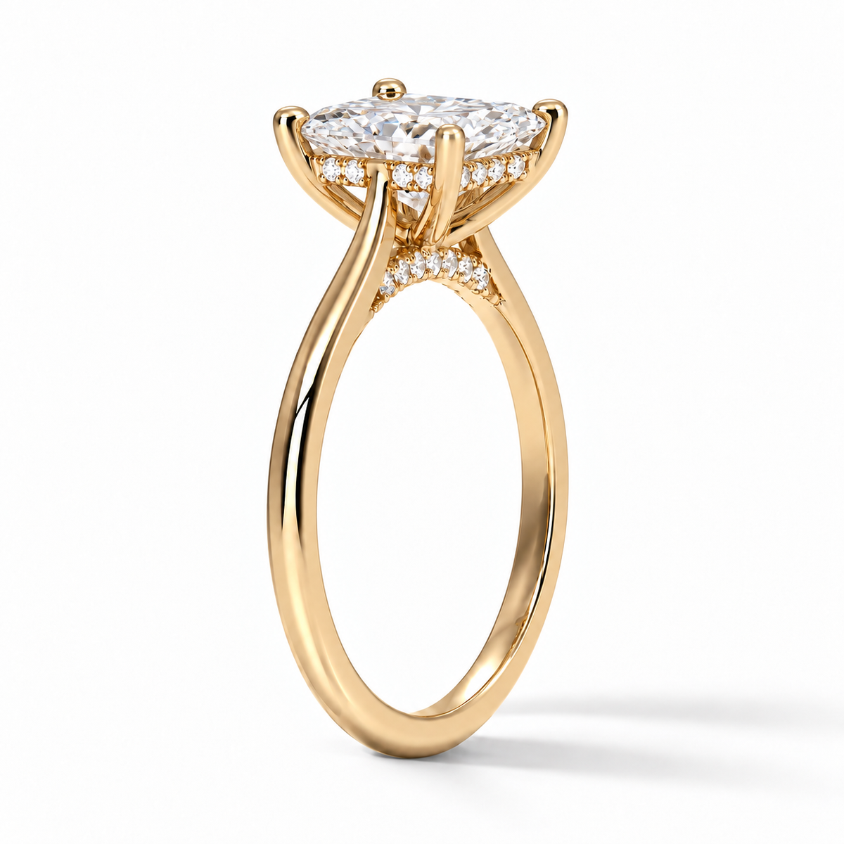 Seitenansicht: Princess-Cut Verlobungsring aus Gelbgold mit Labordiamant und Hidden Halo und Cathedral-Fassung