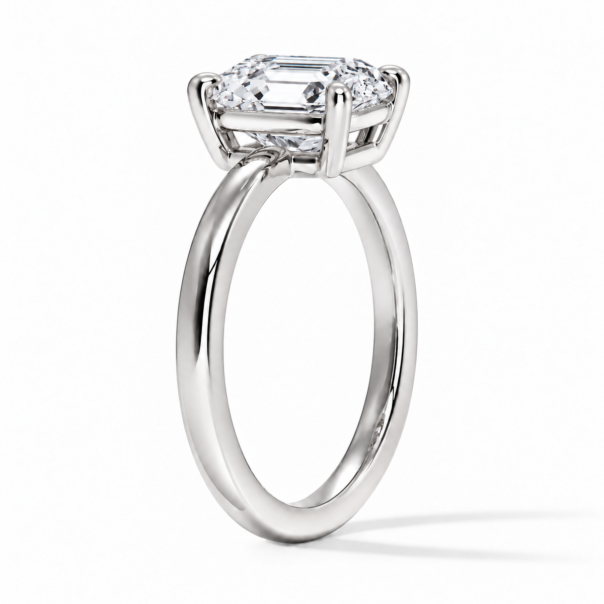 Seitenansicht: Asscher Verlobungsring aus Weißgold mit Labordiamant und flacher Fassung