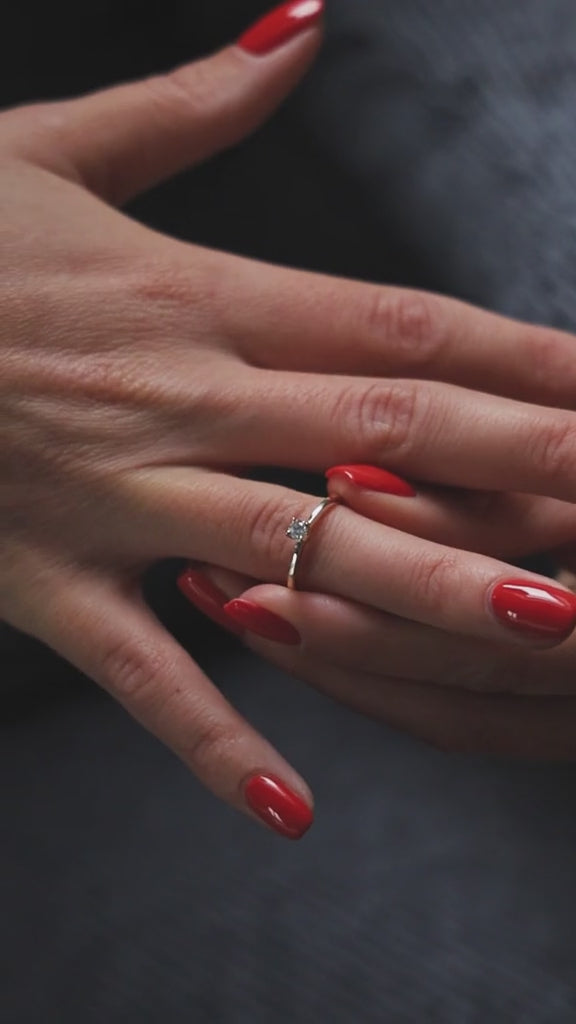 Emilia Brilliant Solitär Verlobungsring aus 14 Karat Gelbgold mit einem funkelnden, laborgezüchteten Diamanten – handgefertigt, nachhaltig, von Labgrownlove