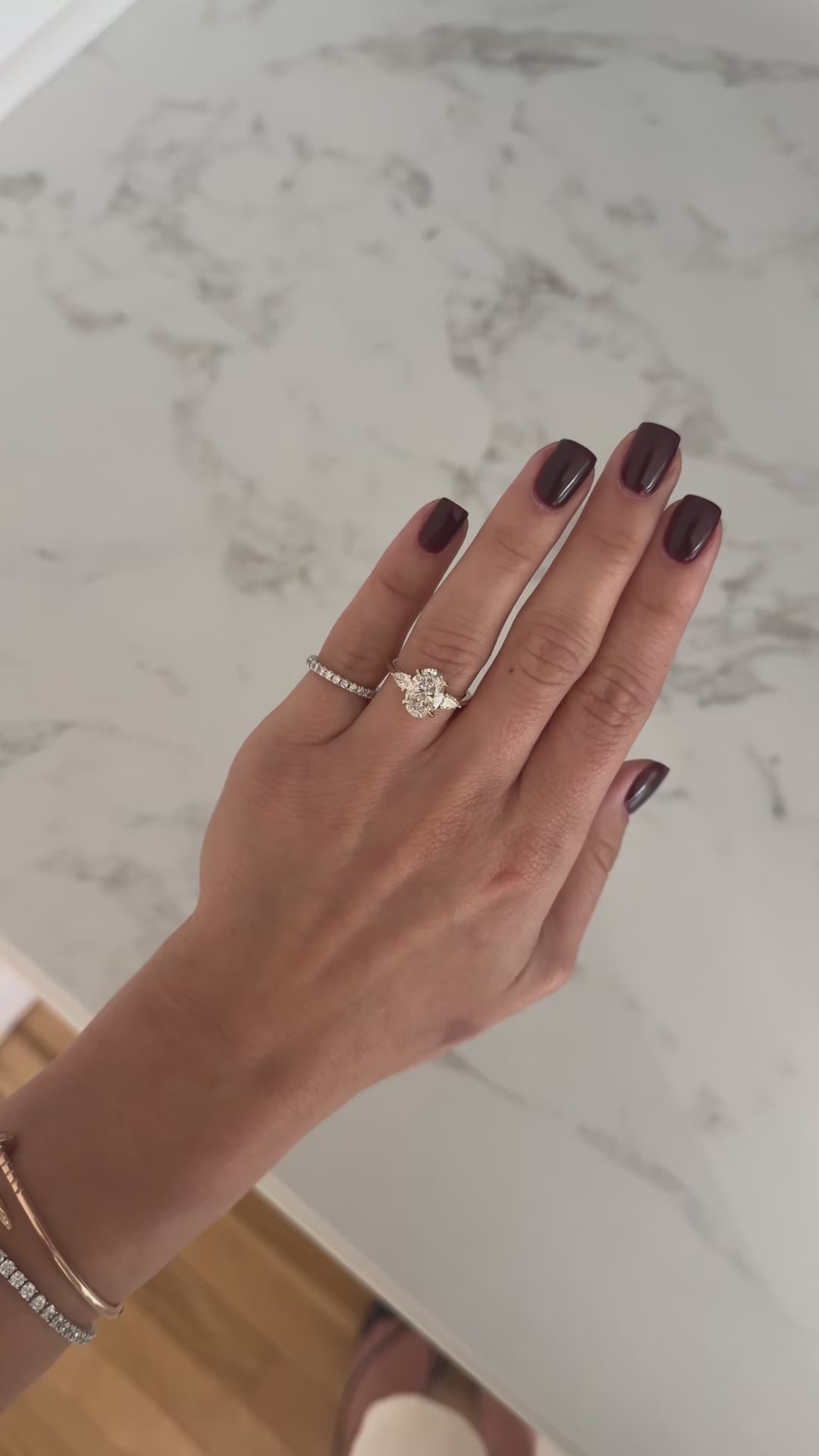 Carmen Oval Threestone Verlobungsring aus 18k Gelbgold mit einem funkelnden, laborgezüchteten Diamanten – handgefertigt, nachhaltig, von Labgrownlove
