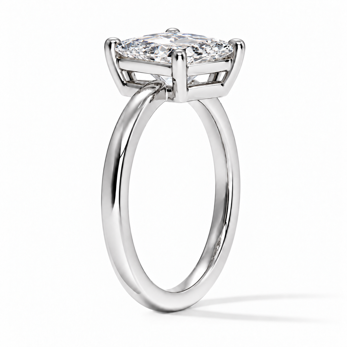 Seitenansicht: Princess-Cut Verlobungsring aus Weißgold mit Labordiamant und flacher Fassung
