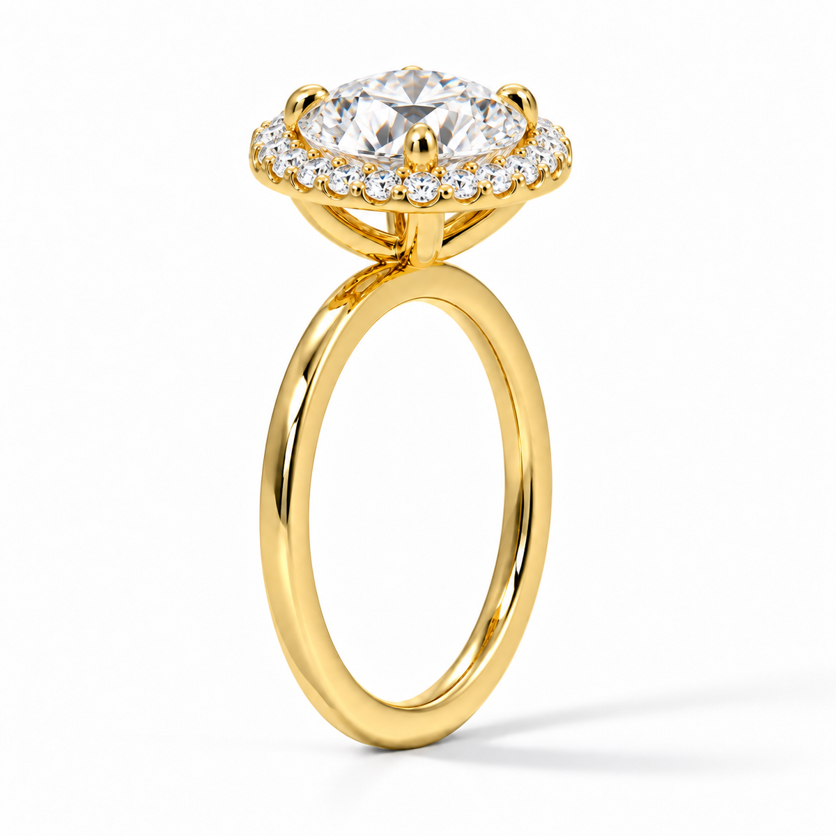 Seitenansicht: Runder Halo-Verlobungsring aus Gelbgold mit Labordiamant