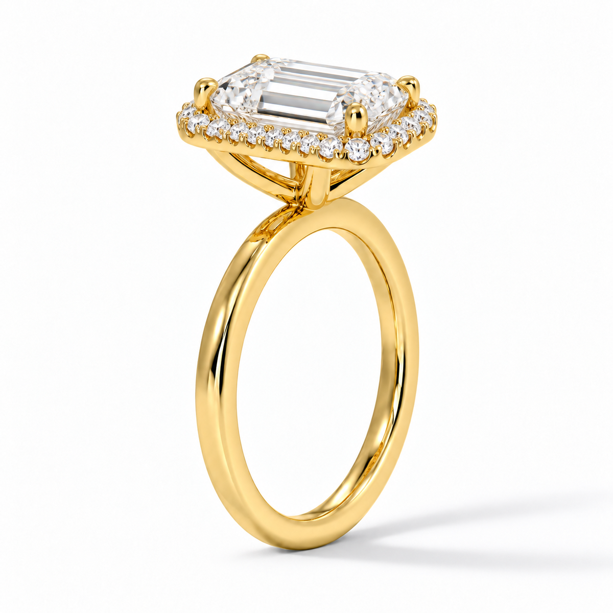 Seitenansicht: Emerald Halo-Verlobungsring aus Gelbgold mit rosafarbenem Labordiamant