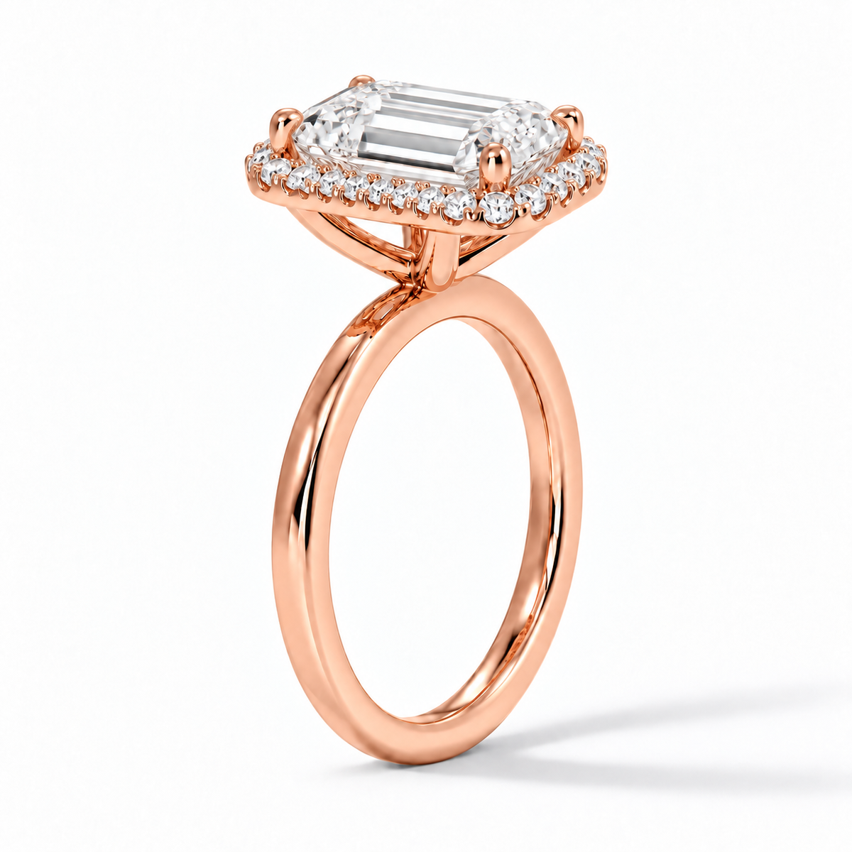 Seitenansicht: Emerald Halo-Verlobungsring aus Roségold mit rosafarbenem Labordiamant
