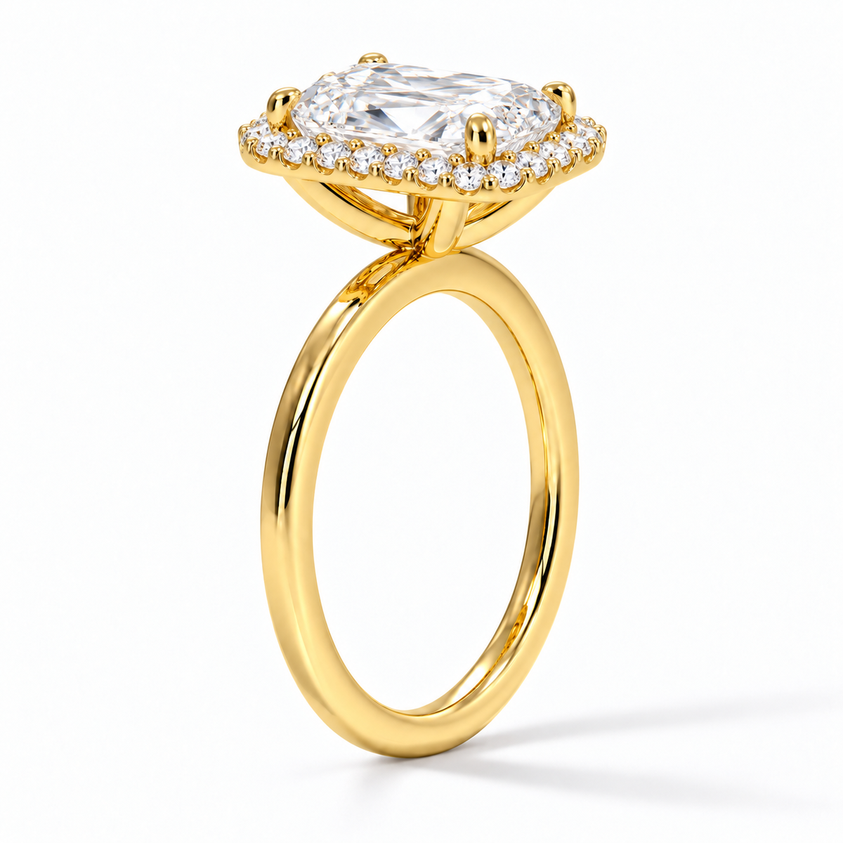 Seitenansicht: Radiant Halo-Verlobungsring aus Gelbgold mit Labordiamant