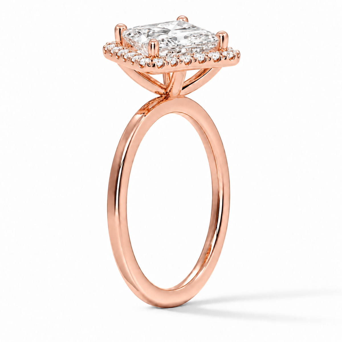 Seitenansicht: Princess-Cut Halo-Verlobungsring aus Roségold mit Labordiamant