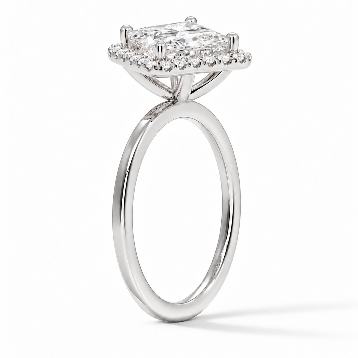 Seitenansicht: Princess-Cut Halo-Verlobungsring aus Weißgold mit Labordiamant