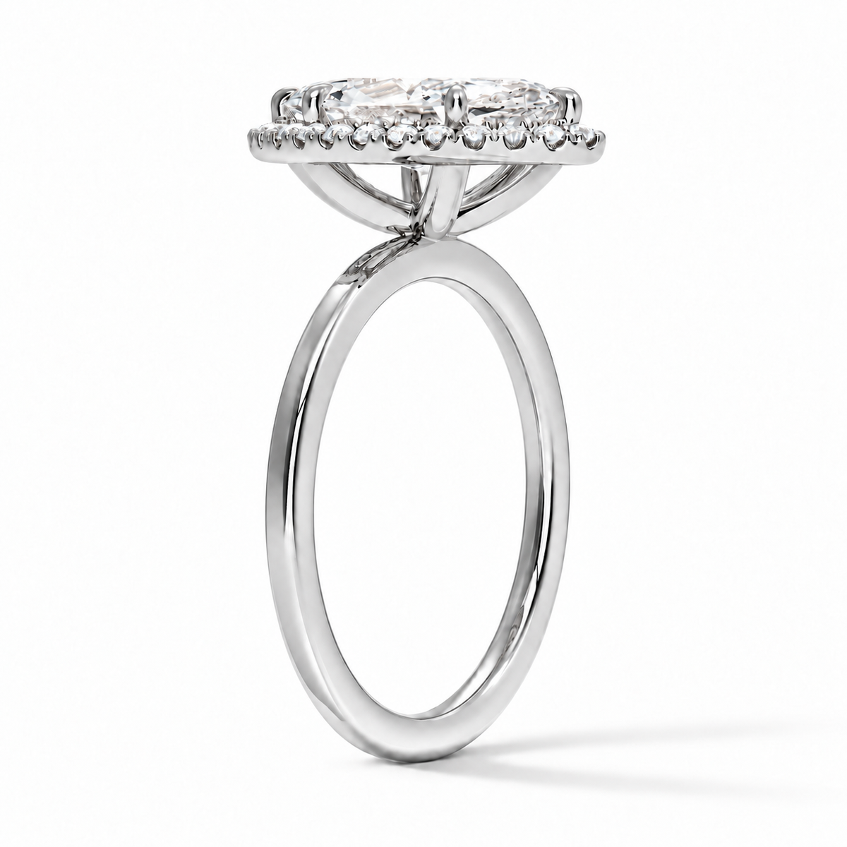 Seitenansicht: Marquise Halo-Verlobungsring aus Weißgold mit Labordiamant