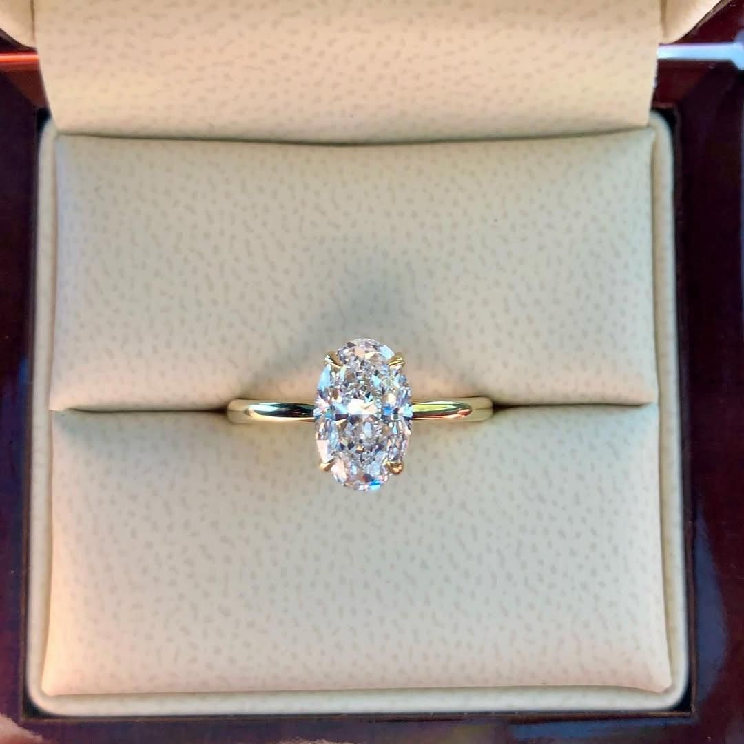 Lucy Oval Solitär hidden Halo Verlobungsring aus 14k Gelbgold mit einem funkelnden, laborgezüchteten Diamanten – handgefertigt, nachhaltig, von Labgrownlove