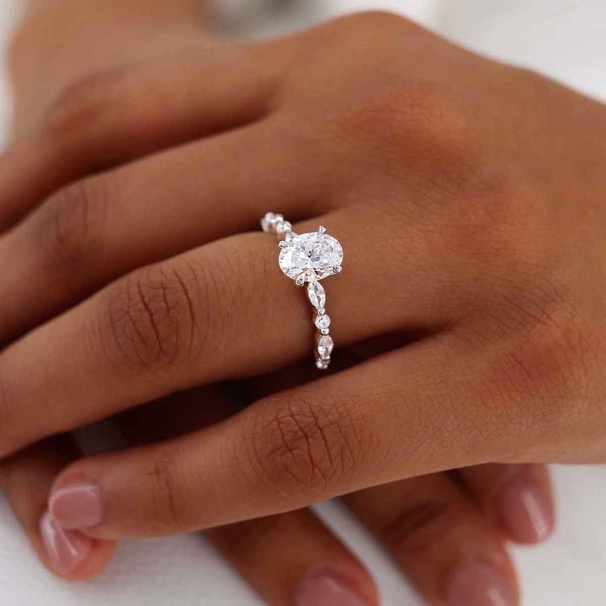 Chloé - Oval hidden halo Pavé Verlobungsring aus 18k Weißgold mit einem funkelnden, laborgezüchteten Diamanten - handgefertigt & nachhaltig - von Labgrownlove 