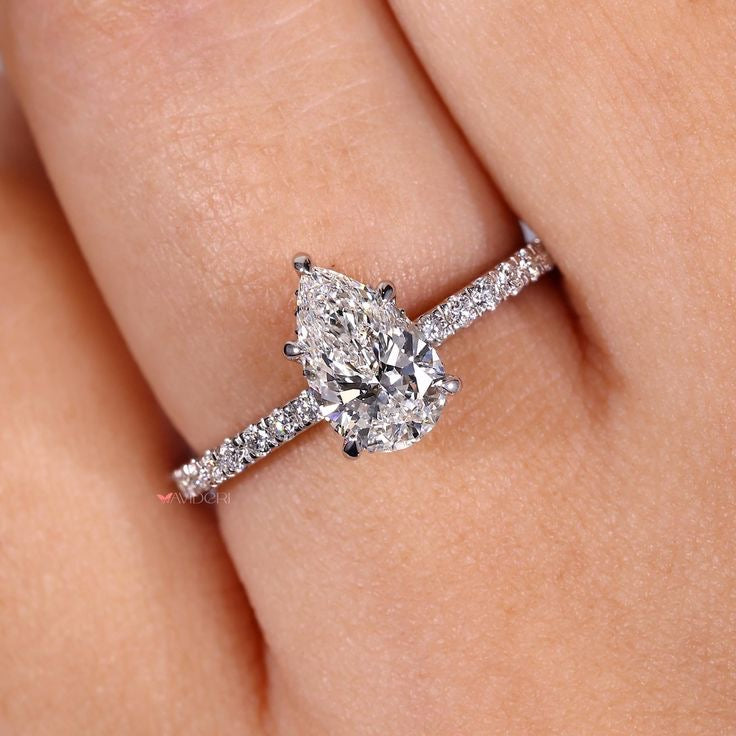 Abby Pear Cut Pavé Verlobungsring aus 14k Weißgold mit einem funkelnden, laborgezüchteten Diamanten – handgefertigt, nachhaltig, von Labgrownlove