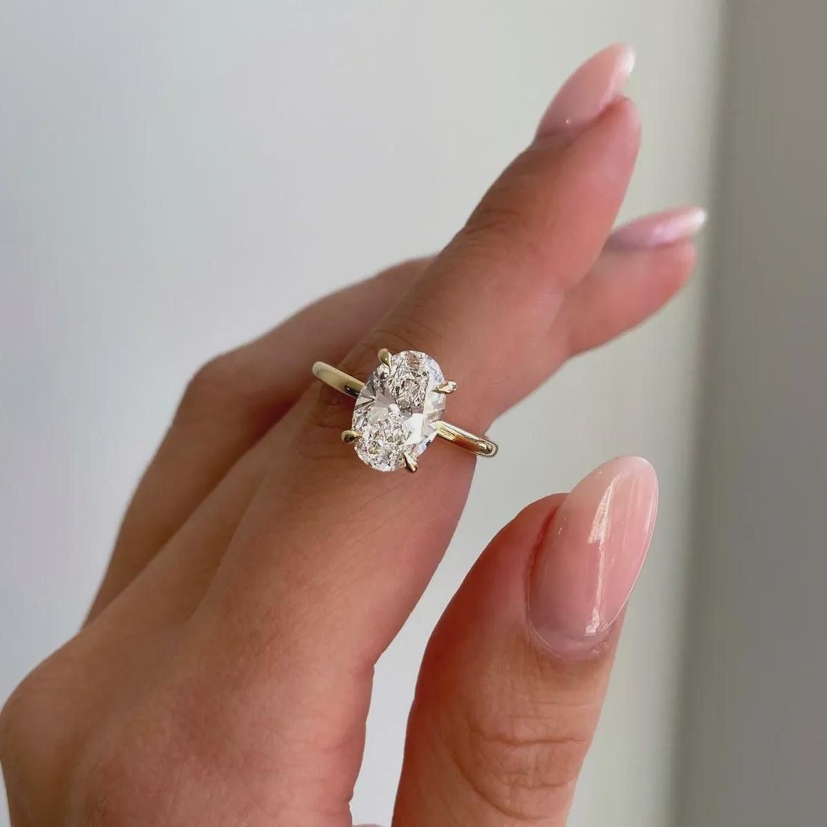 Lucy Oval Solitär hidden Halo Verlobungsring aus 14k Gelbgold mit einem funkelnden, laborgezüchteten Diamanten – handgefertigt, nachhaltig, von Labgrownlove