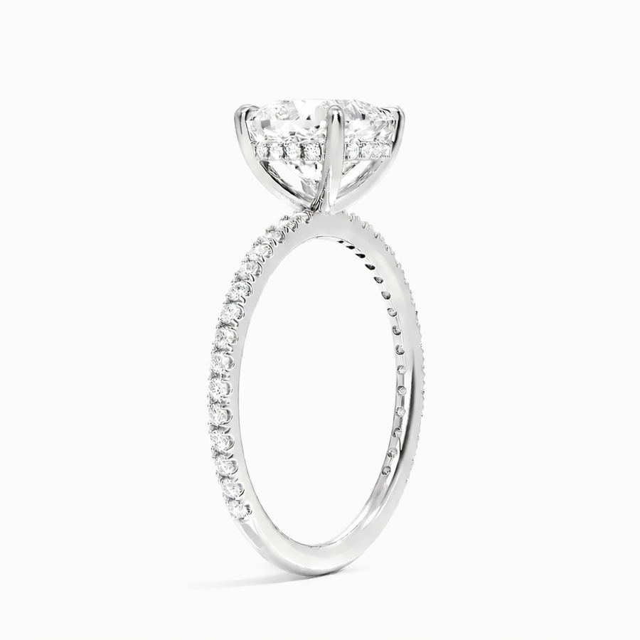Seitenansicht: Cushion Verlobungsring aus Weißgold mit Labordiamant und Pavé-Ringschiene und Hidden Halo