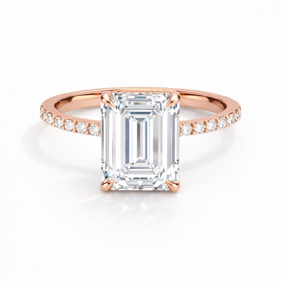 Emerald Verlobungsring aus 14 Karat Roségold mit Labordiamant und Pavé-Ringschiene und Hidden Halo