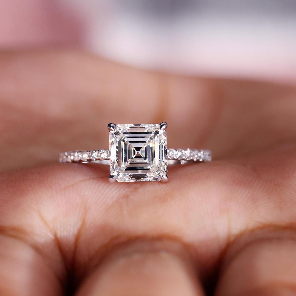 Taylor - Asscher Pavé Verlobungsring aus Platin mit einem funkelnden, laborgezüchteten Diamanten - handgefertigt & nachhaltig - von Labgrownlove 