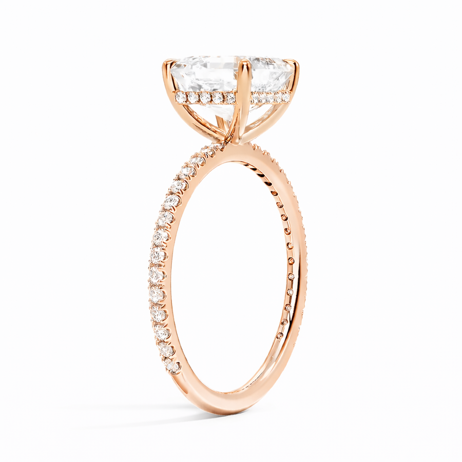 Seitenansicht: Asscher Verlobungsring aus 14 Karat Roségold mit Labordiamant und Pavé-Ringschiene und Hidden Halo