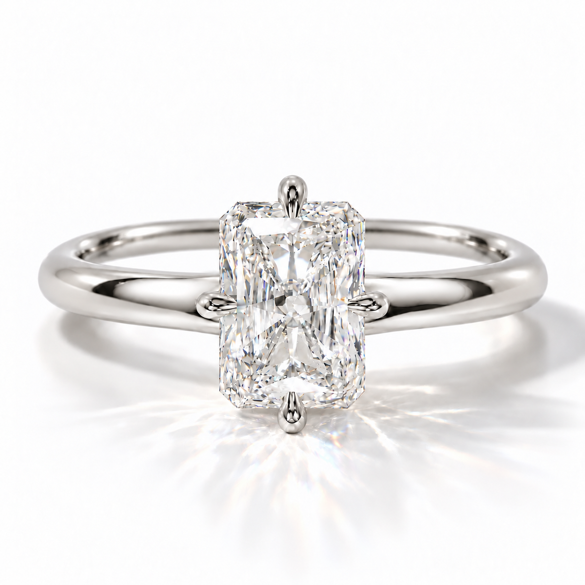 Lethizia Radiant-Verlobungsring in weißer Metallfarbe – Frontalansicht mit Radiant-Diamant und vier mittig angeordneten Krappen