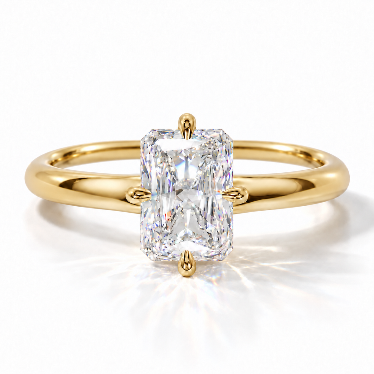 Lethizia Radiant-Verlobungsring in Gelbgold – Frontalansicht mit Radiant-Diamant und vier mittig angeordneten Krappen