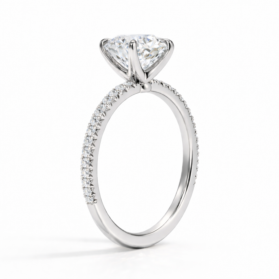 Seitenansicht: Ovaler Verlobungsring aus 14 Karat Weißgold mit Diamant und Pavé-Ringschiene