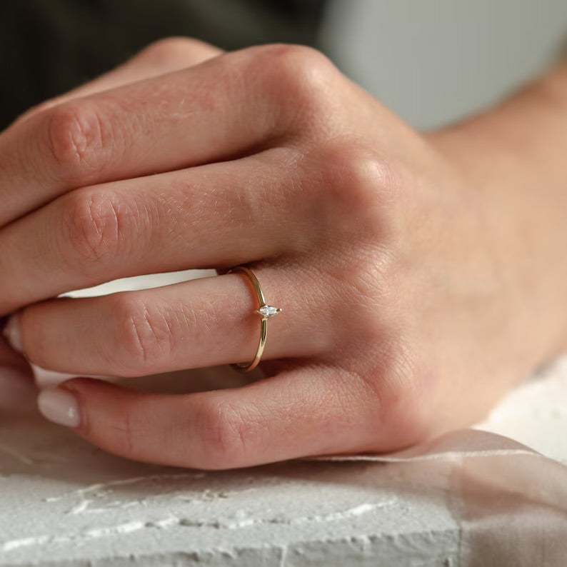 Laura Solitär Verlobungsring aus 14k Gelbgold mit einem funkelnden, natürlichen Diamanten - handgefertigt & nachhaltig - von Labgrownlove 