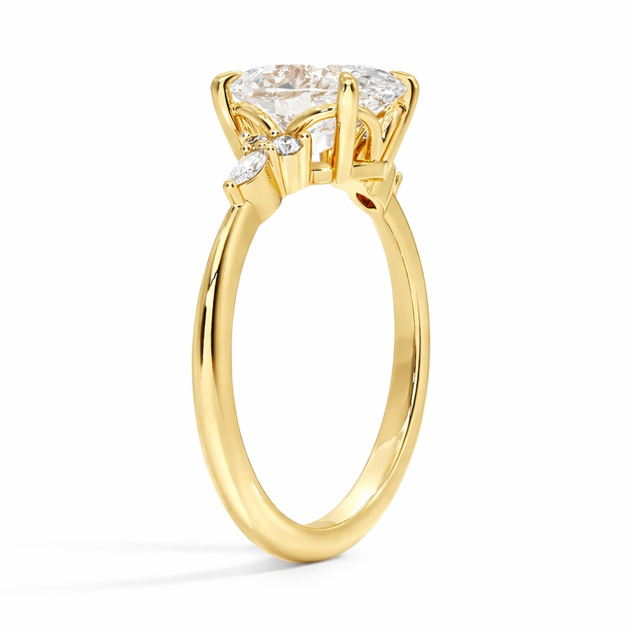 Seitenansicht: Ovaler Dreistein-Verlobungsring aus 14 Karat Gelbgold mit Labordiamant