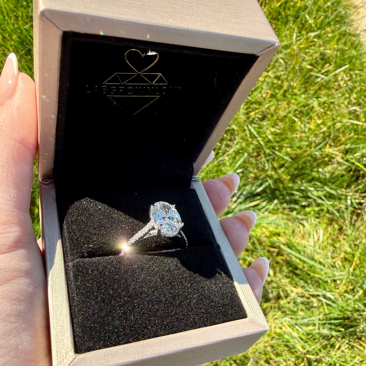 Scarlett Oval Pavé hidden Halo Verlobungsring aus 14k Gelbgold mit einem funkelnden, laborgezüchteten Diamanten – handgefertigt, nachhaltig, von Labgrownlove
